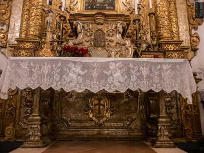 Con grande sorpresa infatti il sacerdote apre uno sportello posto nella parte destra dell�altare...